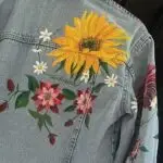 Handbeschilderd jeansjack met bloemen, uniek voor bruiloft