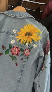 Handbeschilderd jeansjack met bloemen, uniek voor bruiloft