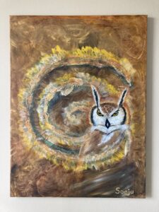 Kunstwerk van een uil in een spiraal, straalt wijsheid in de beweging uit