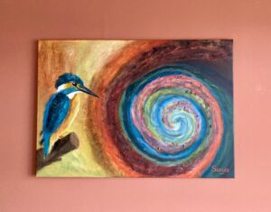 Kunstwerk van een ijsvogel bij een portaal. Wat bevindt zich door de portaal heen